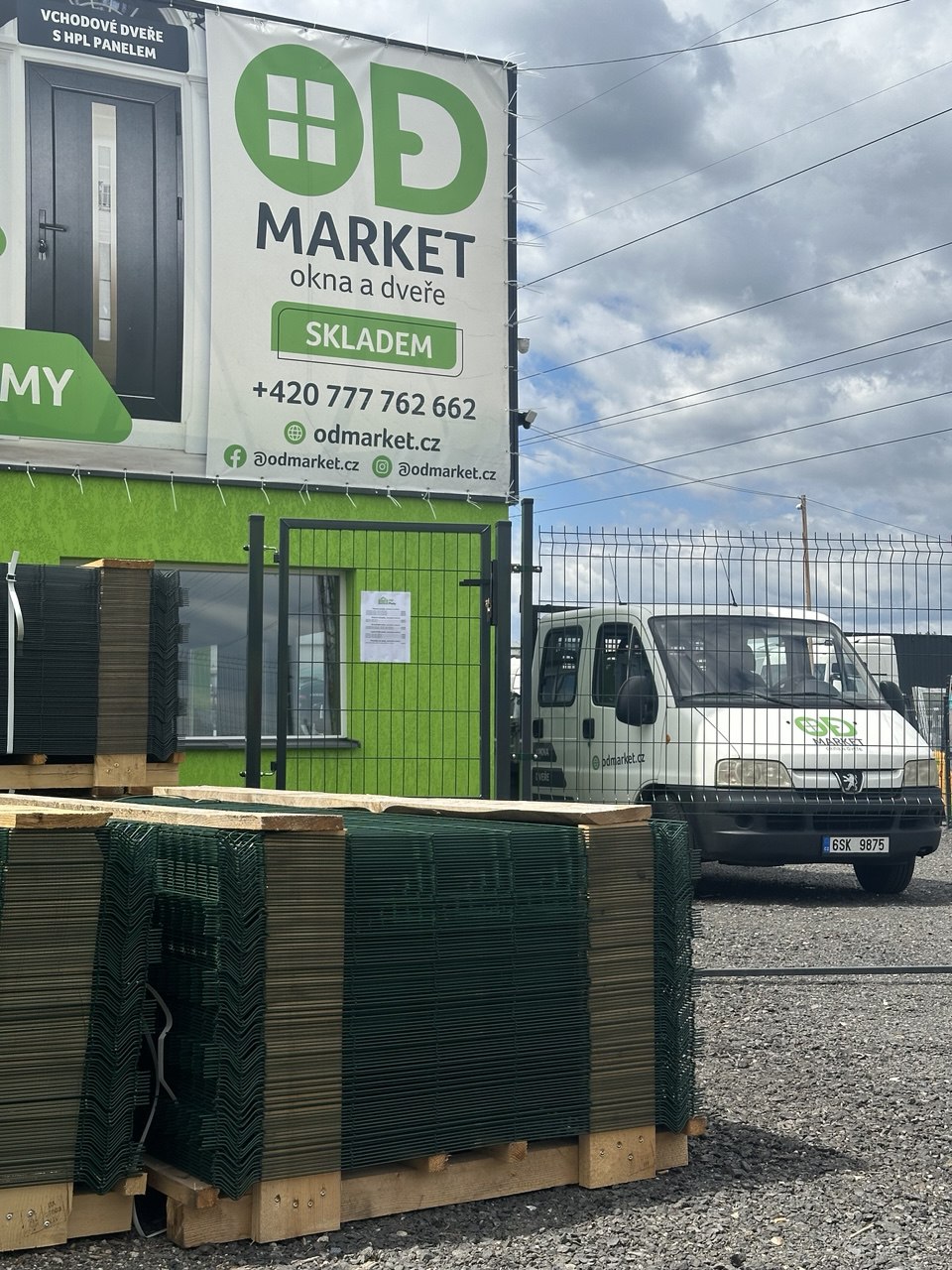Showroom s okny a dveřmi